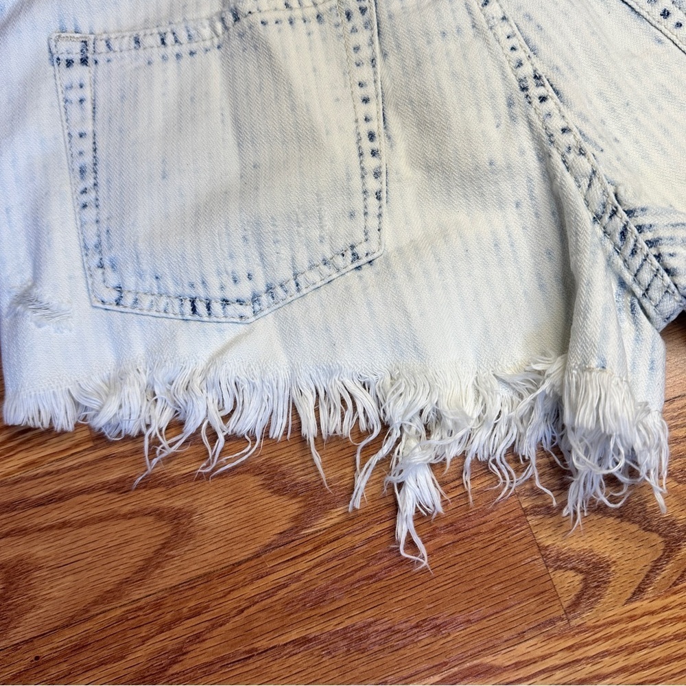 Free People Ivory Comb Distressed High Rise Cutoff Shorts 26 Acid Wash NWT - Picture 8 of 16